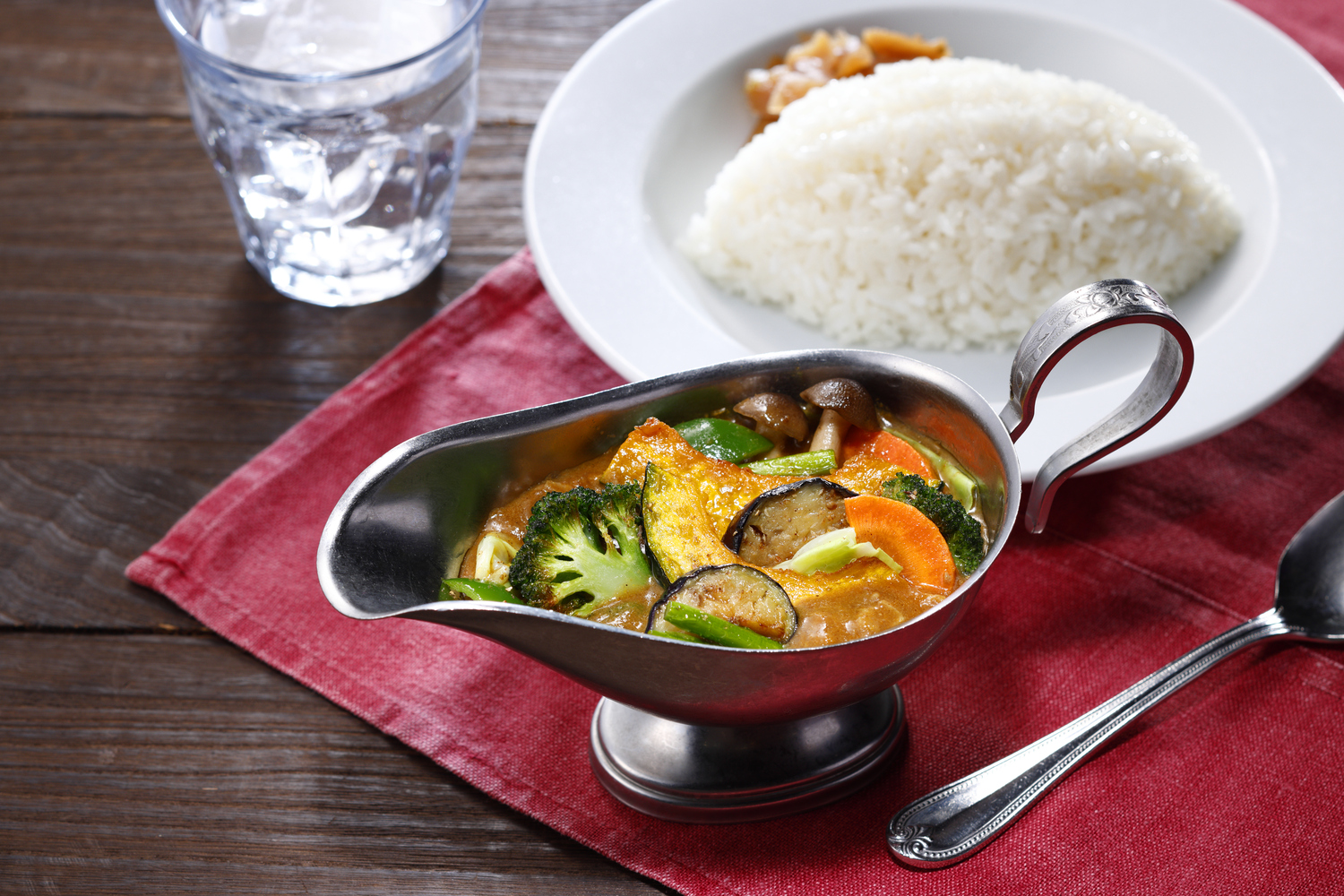 コラーゲンたっぷり自慢の牛すじカレー