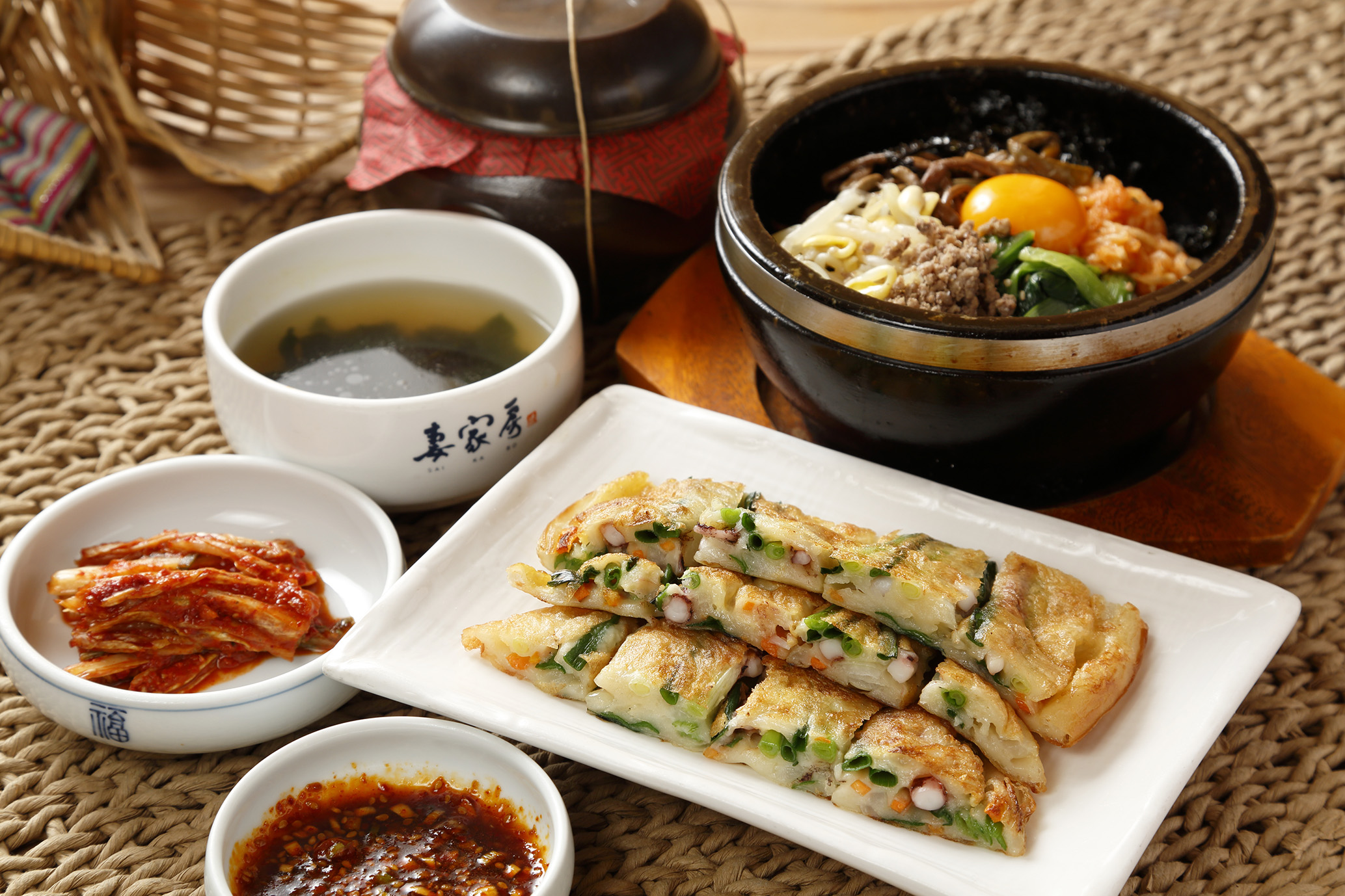 【本場韓国の家庭料理】お腹も心も満たす石焼ビビンバのセット